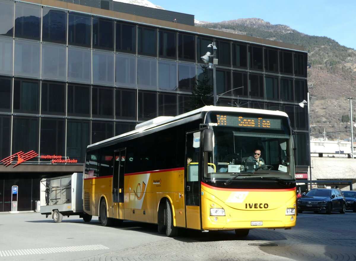 (244'360) - PostAuto Wallis - VS 441'407/PID 10'349 - Iveco am 1. Januar 2023 beim Bahnhof Visp