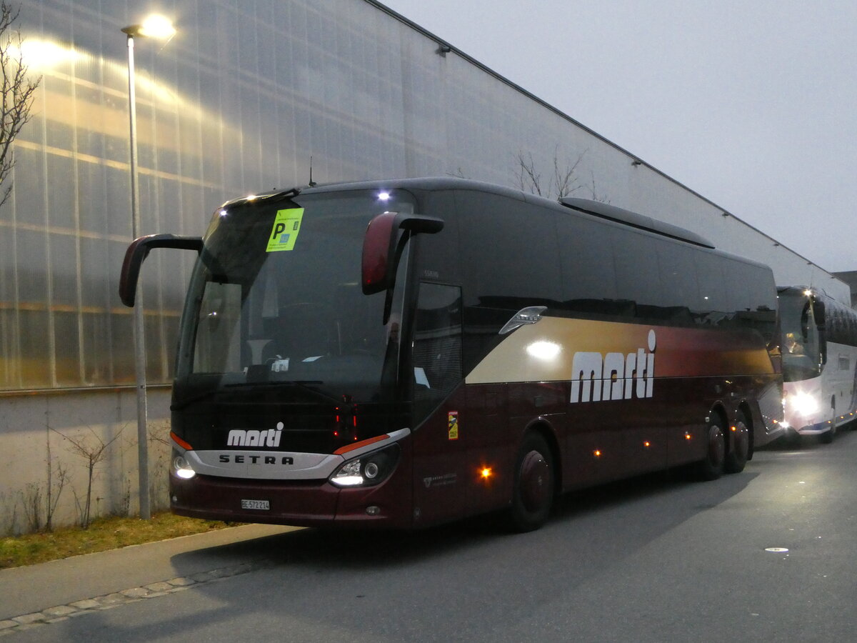 (244'466) - Marti, Kallnach - Nr. 14/BE 572'214 - Setra am 7. Januar 2023 beim Bahnhof Frutigen