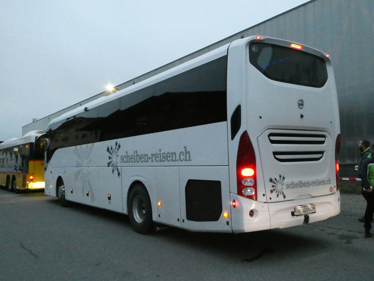 (244'475) - Scheiben, Emmentmatt - Nr. 8/BE 443'947 - Volvo am 7. Januar 2023 beim Bahnhof Frutigen