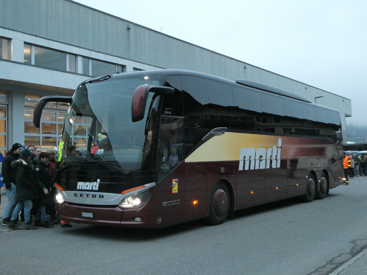 (244'489) - Marti, Kallnach - Nr. 19/BE 572'219 - Setra am 7. Januar 2023 beim Bahnhof Frutigen