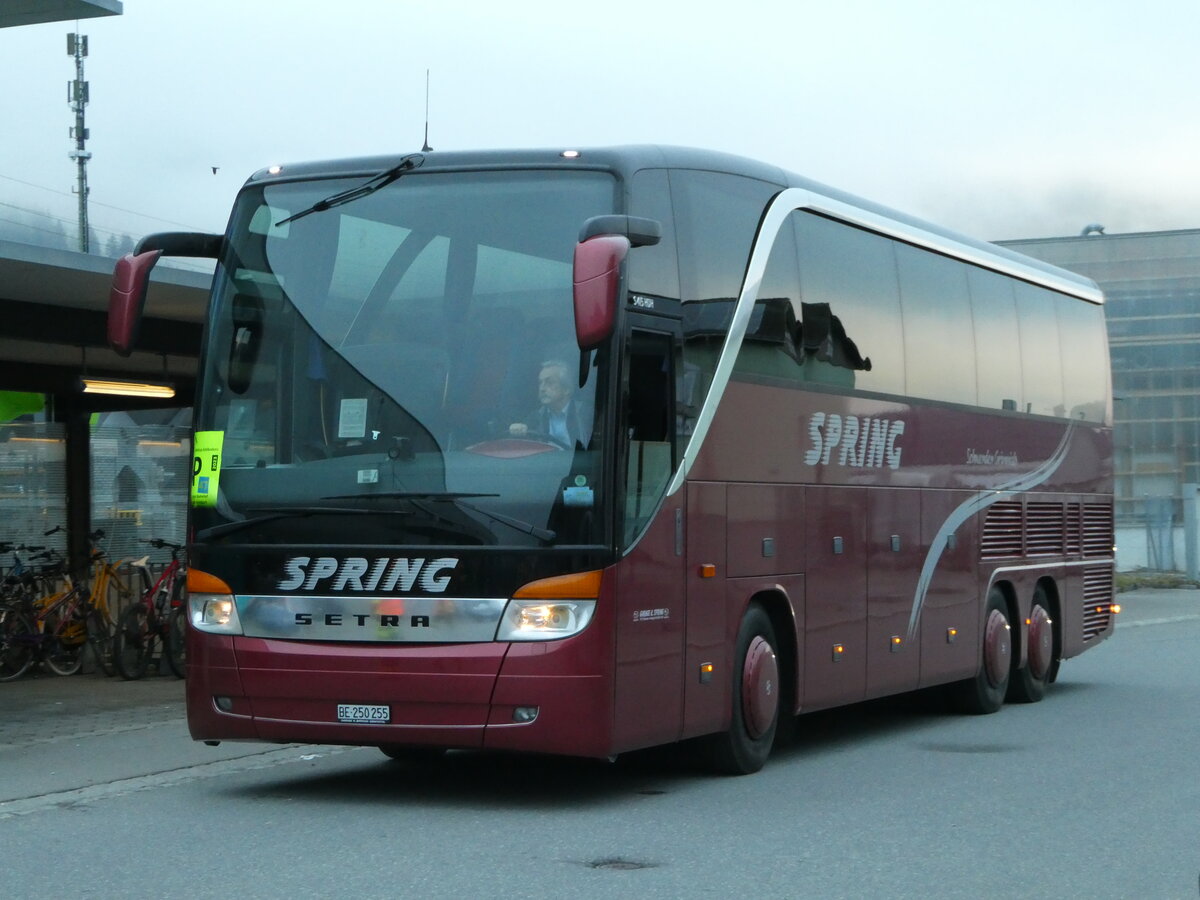 (244'541) - Spring, Schwenden - BE 250'255 - Setra am 7. Januar 2023 beim Bahnhof Frutigen