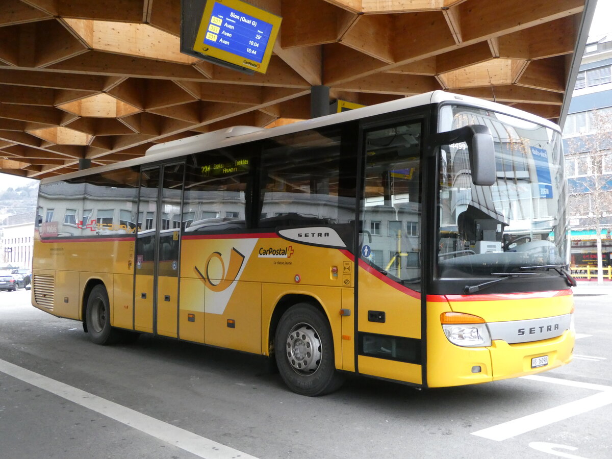 (244'990) - Evquoz, Erde - VS 16'098/PID 4499 - Setra am 11. Januar 2023 beim Bahnhof Sion