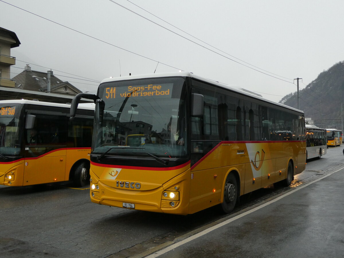 (244'992) - PostAuto Wallis - VS 704/PID 11'812 - Iveco am 11. Januar 2023 beim Bahnhof Brig