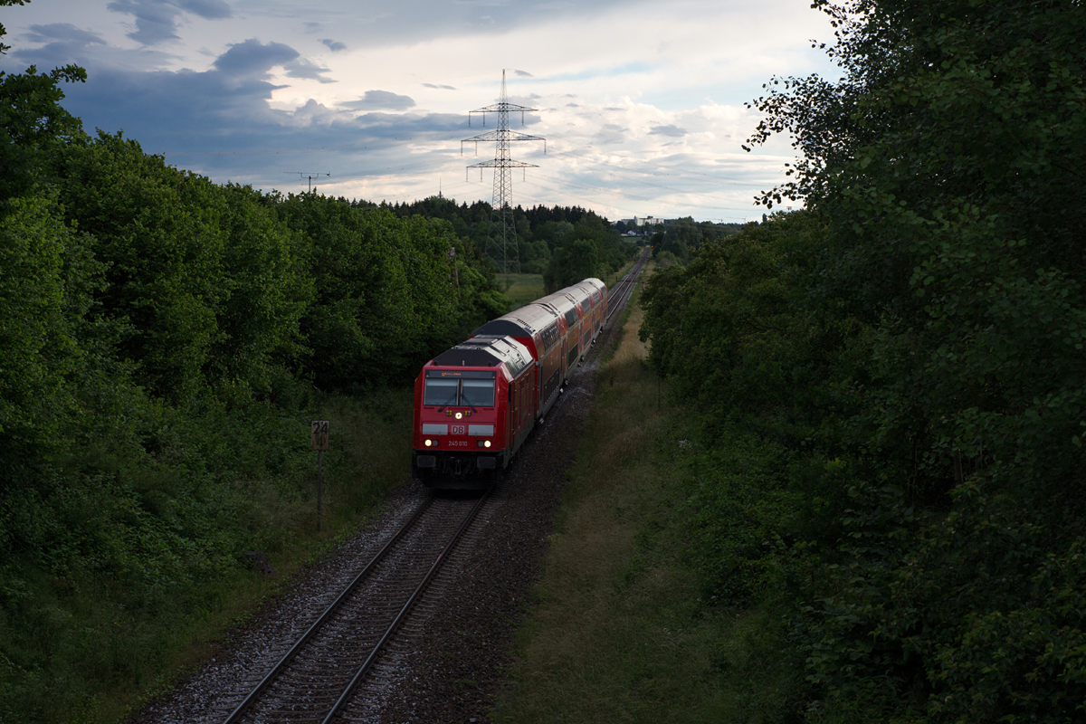 245 010-4 konnte am Abend des 17.06.16 in Wimpasing (Nähe Ottenhofen) mit ihrem Doppelstockzug von München nach Mühldorf fotografiert werden.