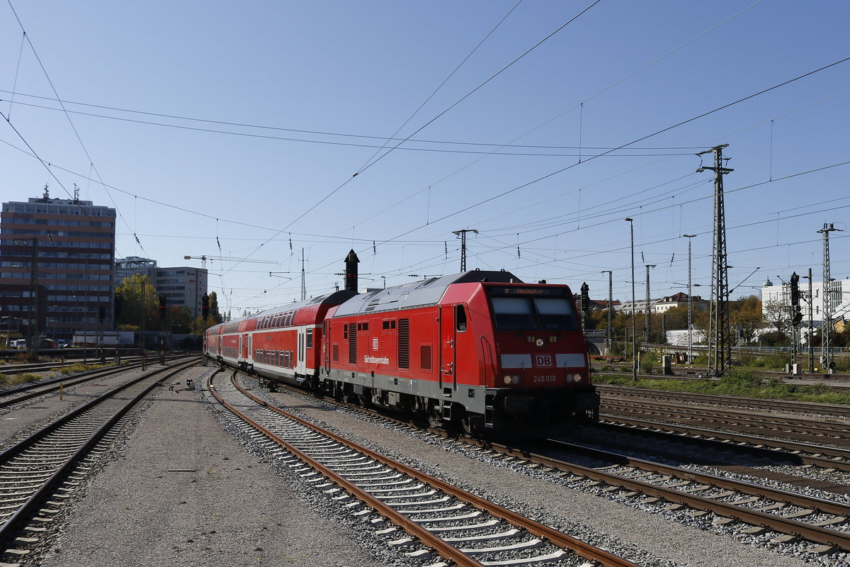 245 010 mit dem Regionalzug nach Mhldorf bei der Einfahrt in den Ostbahnhof Mnchen am 14. Oktober 2018.