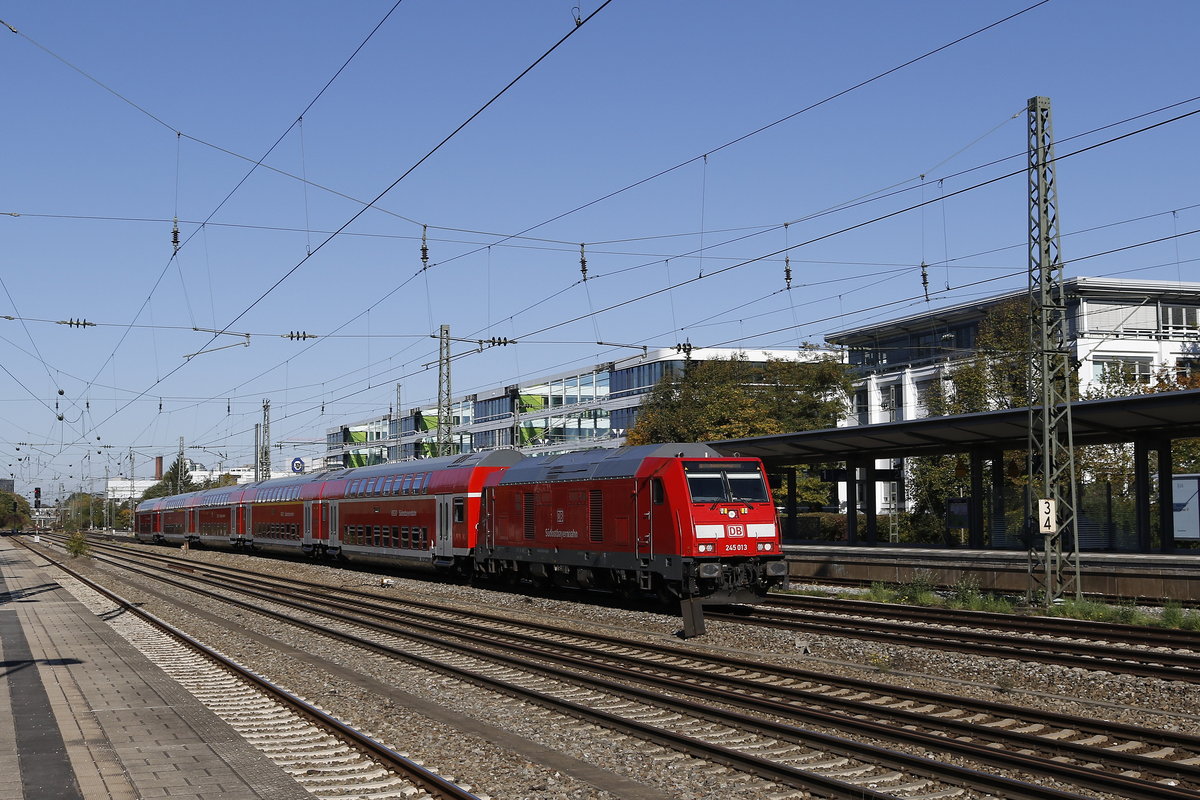 245 013 mit einem Doppelstock-Regionalzug am 14. Oktober 2018 in Mnchen-Heimeranplatz.