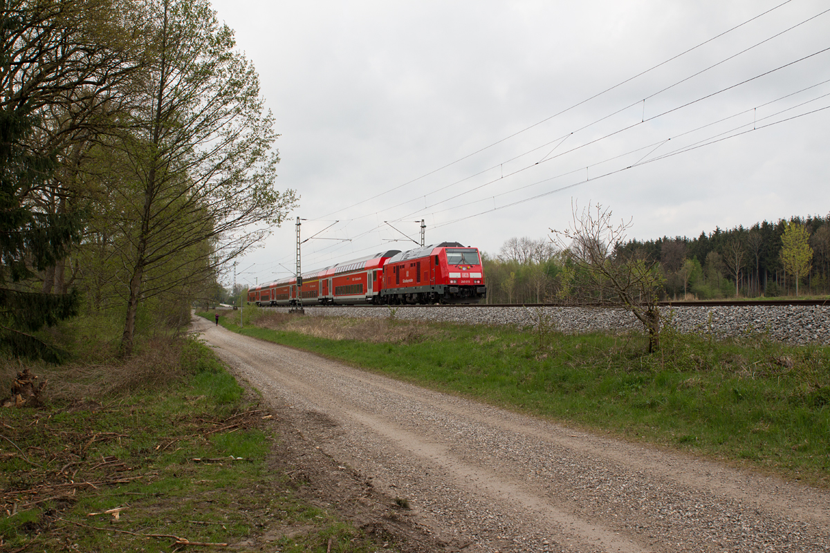 245 015-3 konnte schiebend mit ihrem Doppelstockzug von Mühldorf nach München Hbf am Ortsrand von Poing am Sonntag, dem 23.04.17, im Bild verewigt werden.