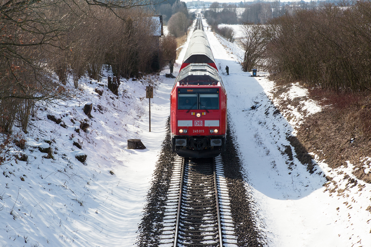 245 015-3 wurde am 31.01.15 in Wimpasing, Nähe Ottenhofen, mit ihrem Dosto-Zug von München nach Mühldorf fotografiert.