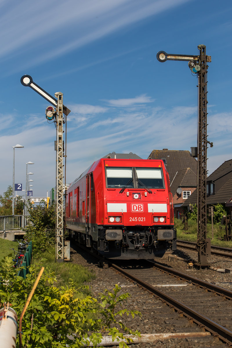 245 021 bei der Ausfahrt aus Klanxbll am 31. August 2016.