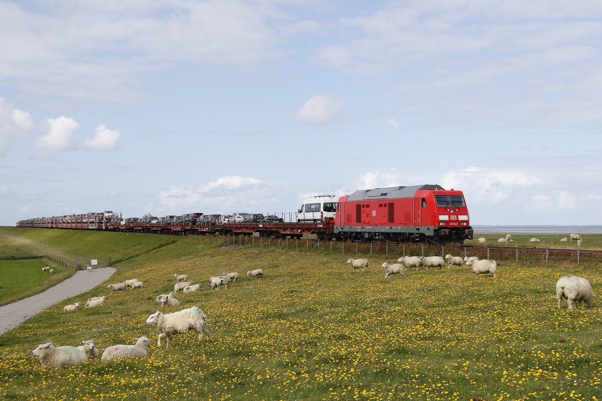 245 022 mit einem  Sylt-Shuttle  auf dem Hindenburgdamm aus Sylt kommend am 13. August 2017.