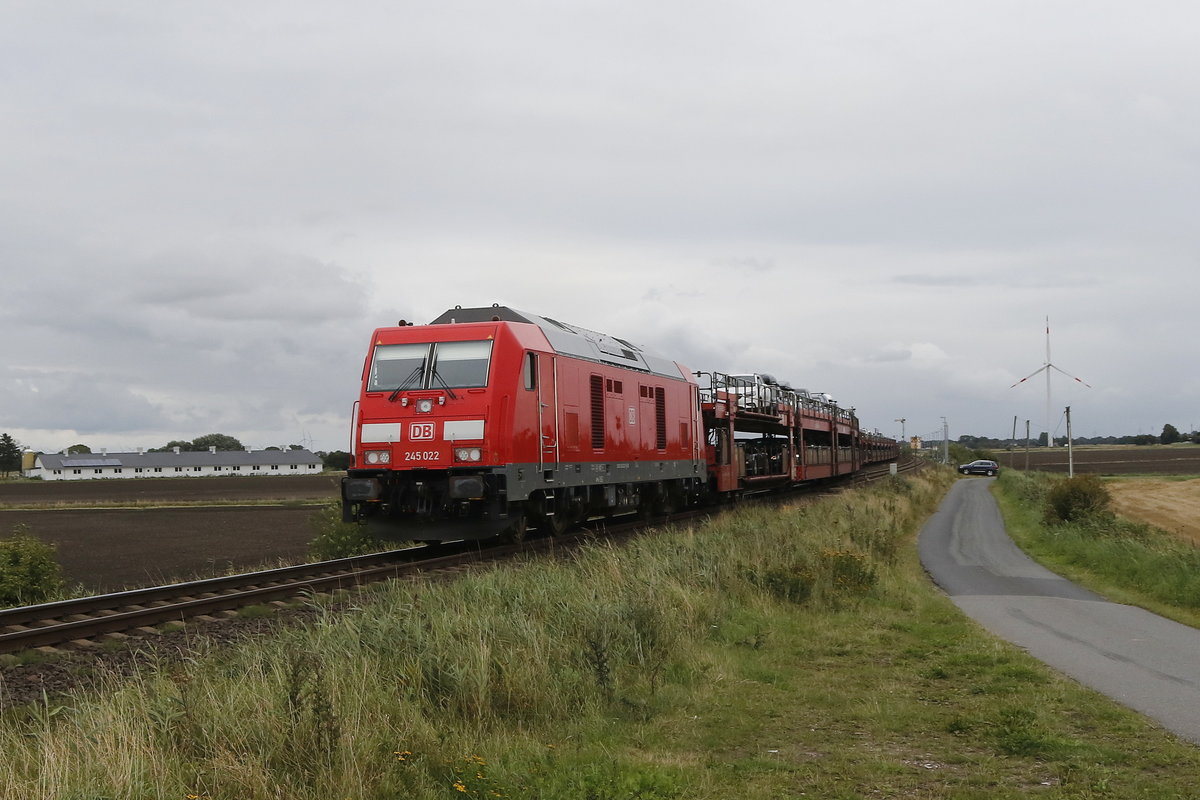 245 022 war am 12. August 2017 mit einem Sylt-Shuttle bei Lehnshallig in Richtung Sylt unterwegs.