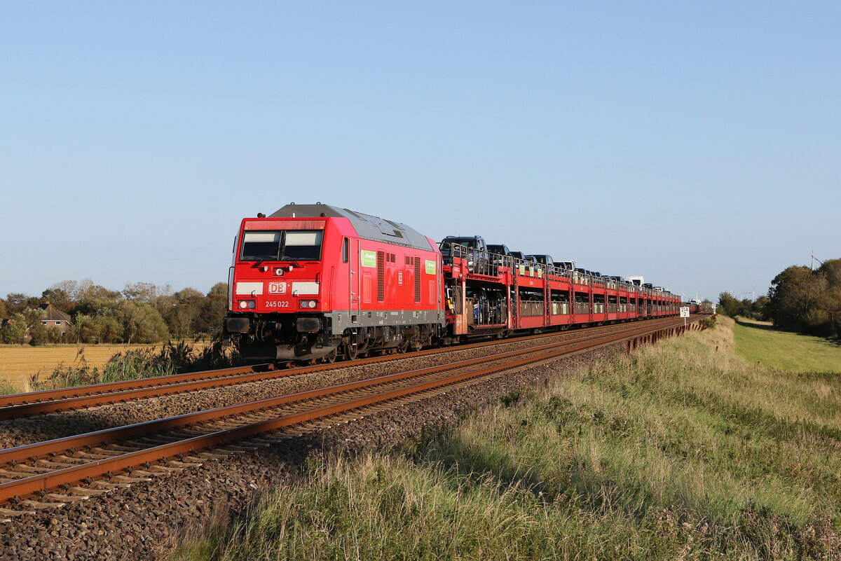 245 022 war am 13. September 2023 mit einem  Sylt-Shuttle  bei Klanxbll auf dem Weg nach Westerland.