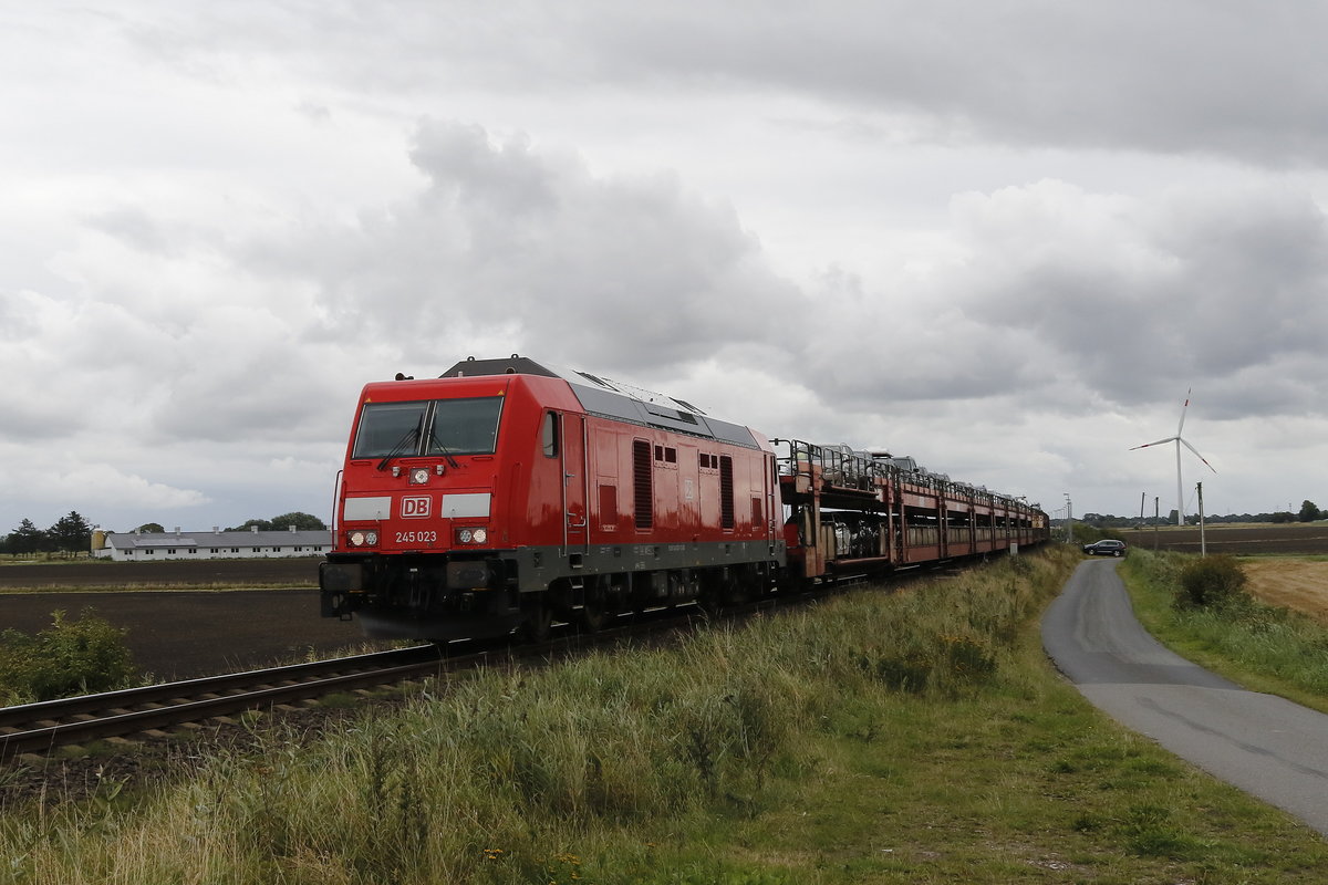 245 023 mit einem  Sylt-Shuttle  aus Niebll kommend am 12. August 2017 bei Lehnshallig.