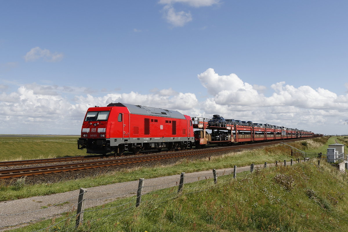 245 023 mit einem  Sylt-Shuttle  am 13. August 2017 bei Klanxbll.