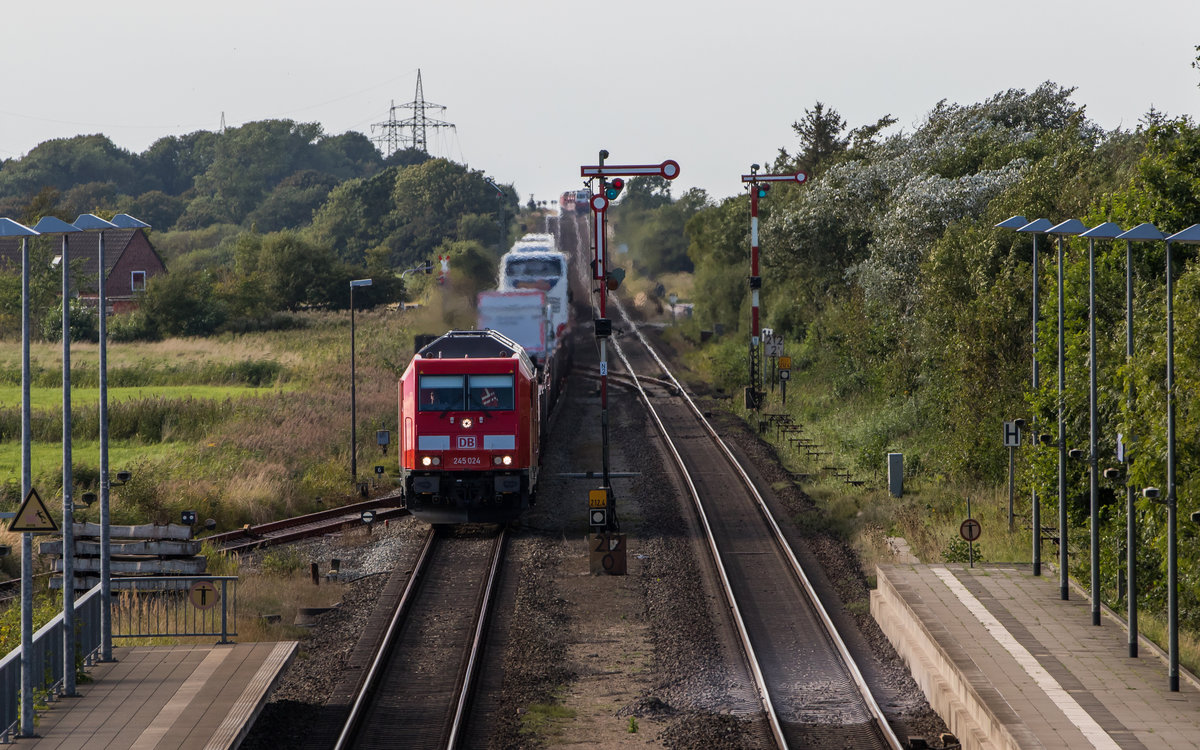 245 024 durchfhrt am 31. August 2016 den Bahnhof von Klanxbll.