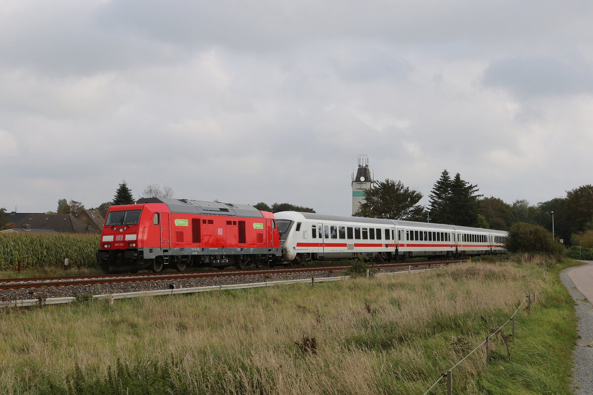 245 024 mit einem  IC  am 12. September 2023 bei Risum-Lindholm.