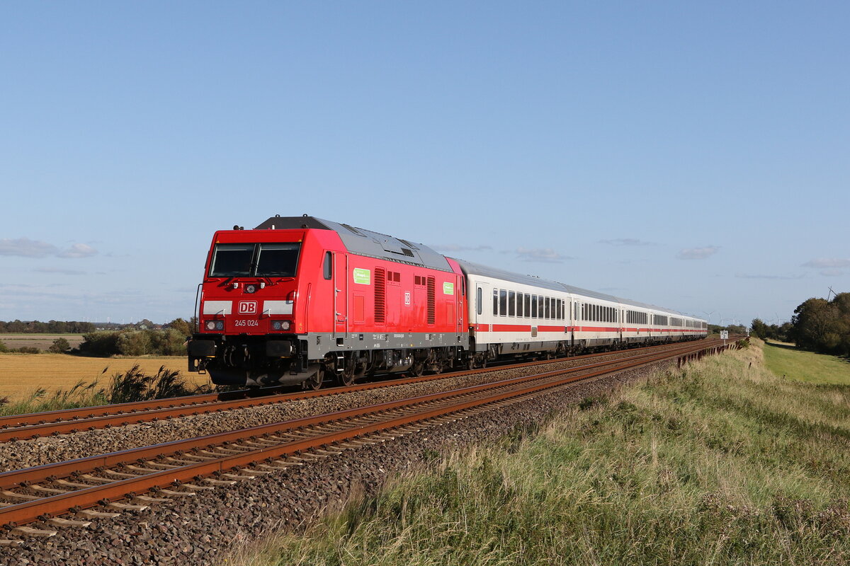 245 024 war am 13. September 2023 mit einem  IC  bei Klanxbll auf dem Weg nach Westerland.