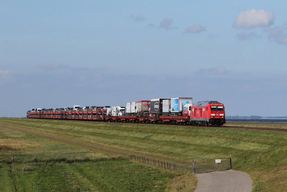 245 026 war am 15. September 2023 mit einem  Sylt-Shuttle  bei Klanxbll in Richtung Niebll unterwegs.