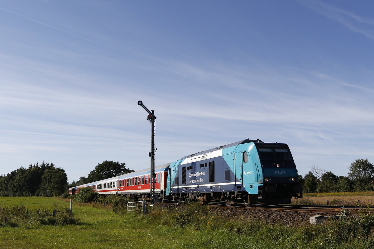 245 201 mit einem Regionalzug am 14. August 2017 bei Langenhorn.