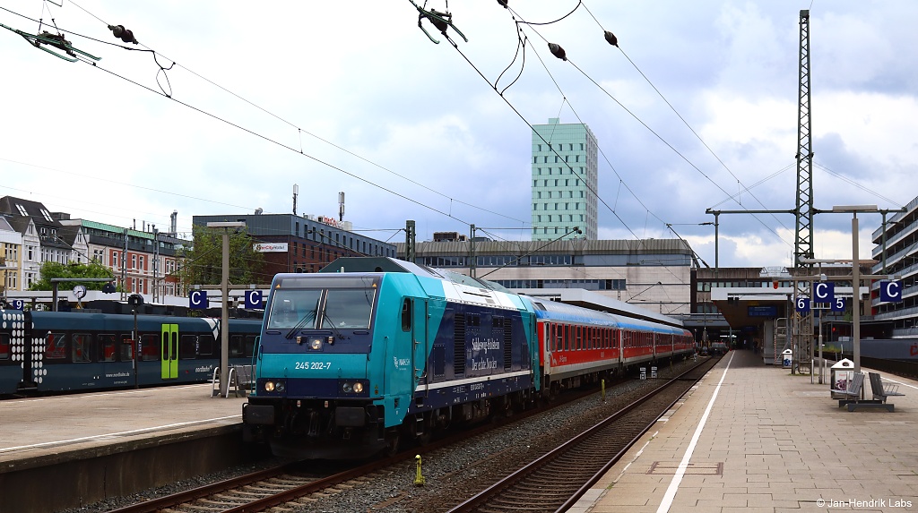 245 202-7 stand am 12.06.17 mit dem RE6 (RE 11018) nach Westerland (Sylt) im Bf. Hamburg-Altona zur Abfahrt bereit.