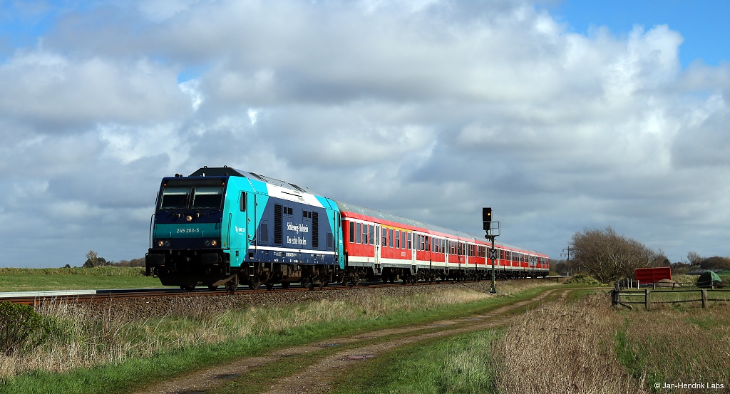 245 203-5 fuhr am 15.04.17 mit einem RE6 (RE 11014) nach Westerland (Sylt) bei Morsum am Fotografen vorbei.