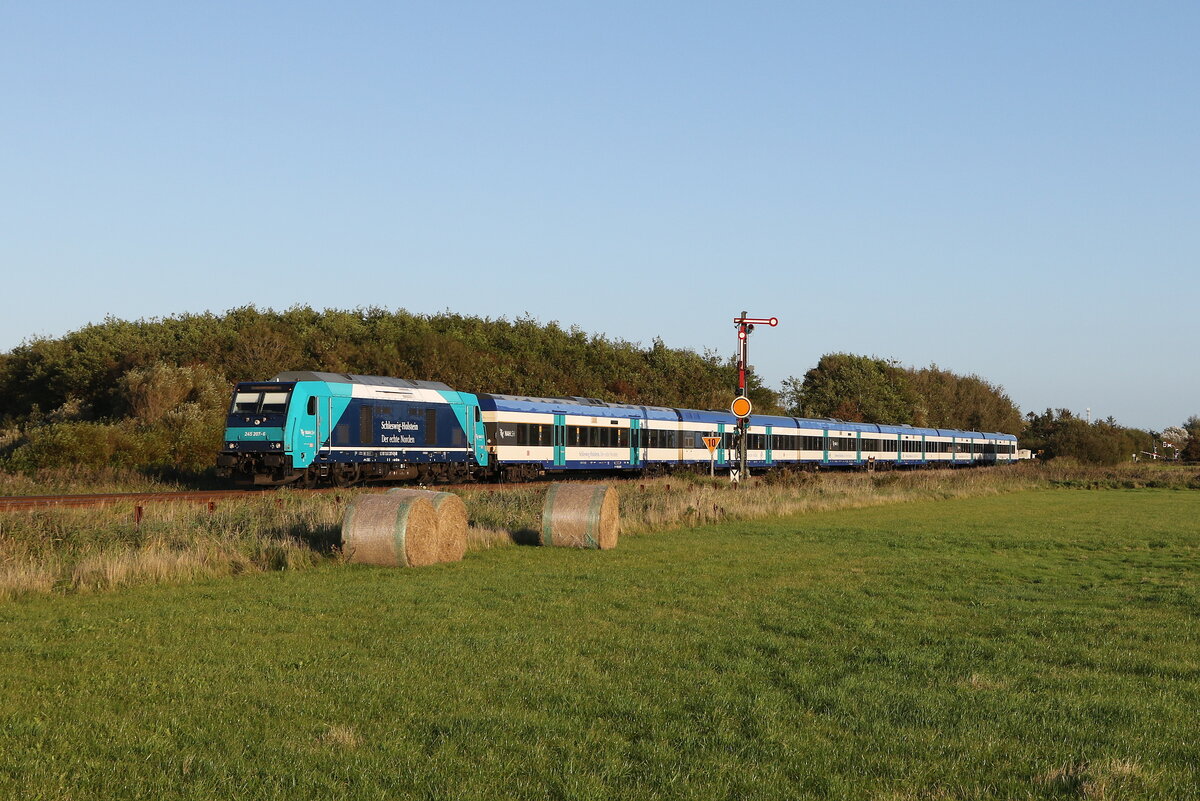 245 207 war am 13. September 2023 bei Klanxbll in Richtung Sylt unterwegs.