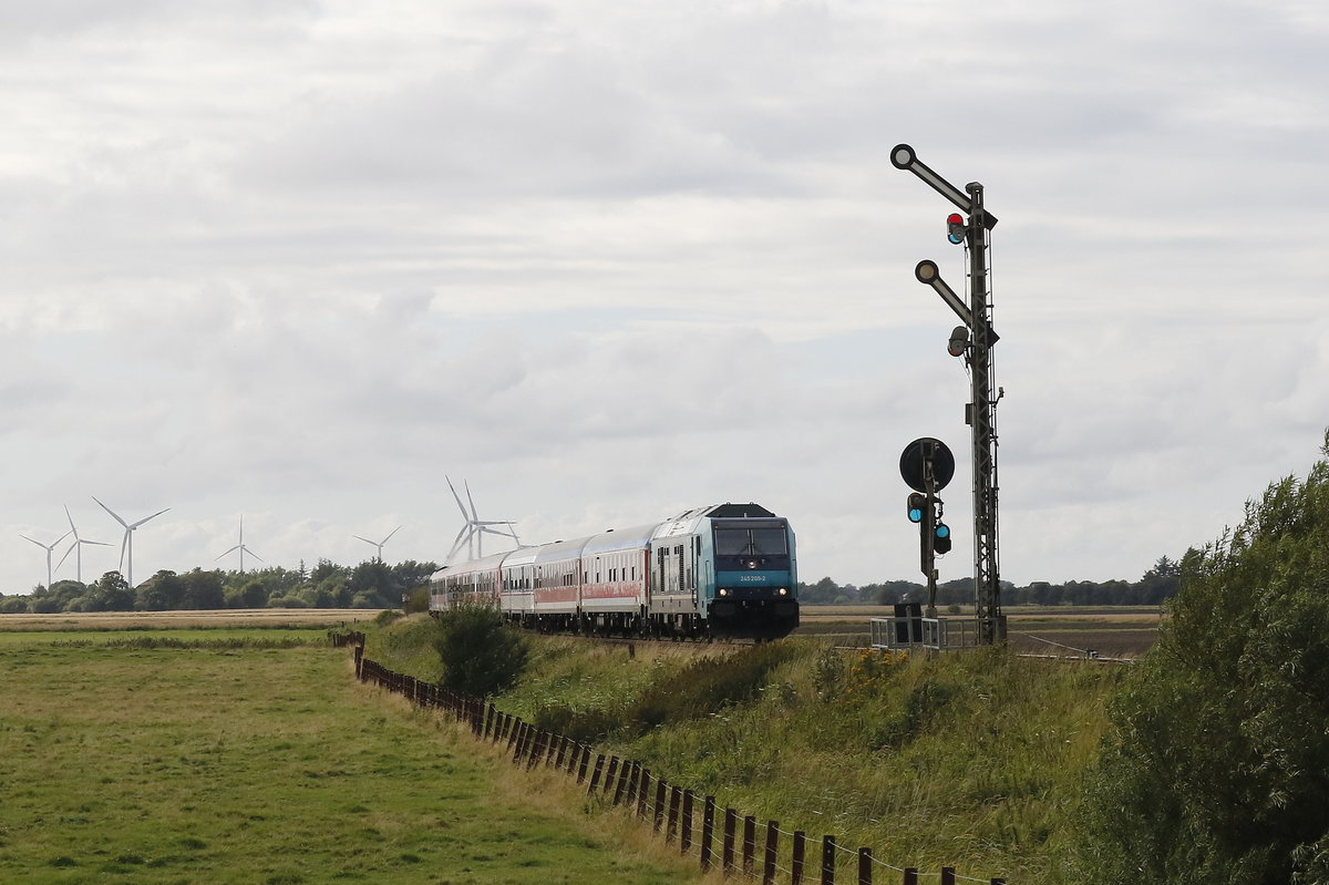 245 209-2 aus Sylt kommend am 12. August 2017 bei Lehnshallig.