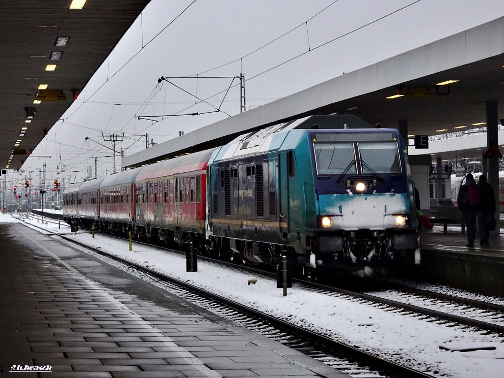 245 211-8 bei der ankunft mit den RE6 von westerland,zum bahnhof hh-altona,18.01.18