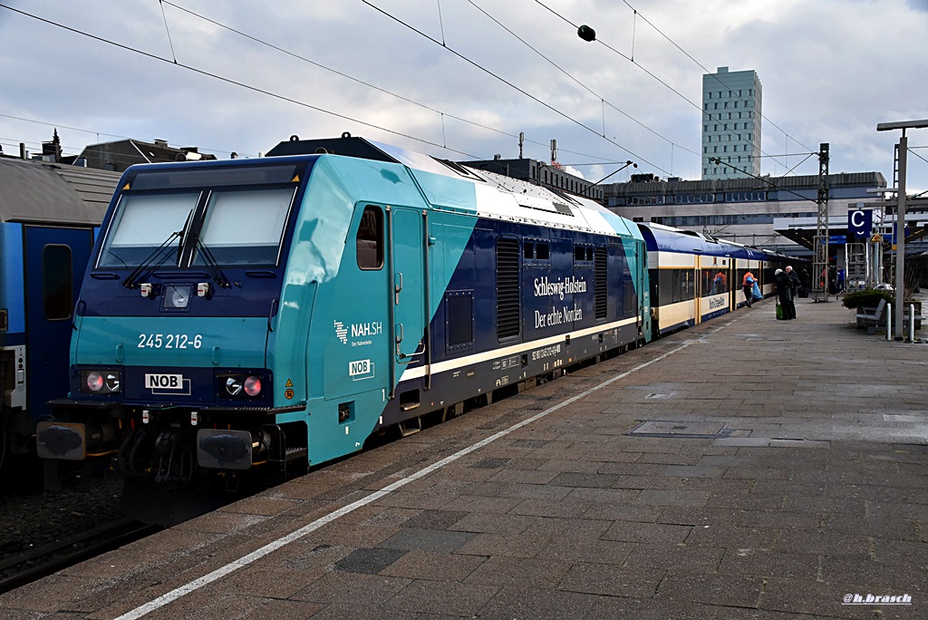 245 212-6 stand mit einer NOB-einheit im bahnhof hh-altona,26.02.16