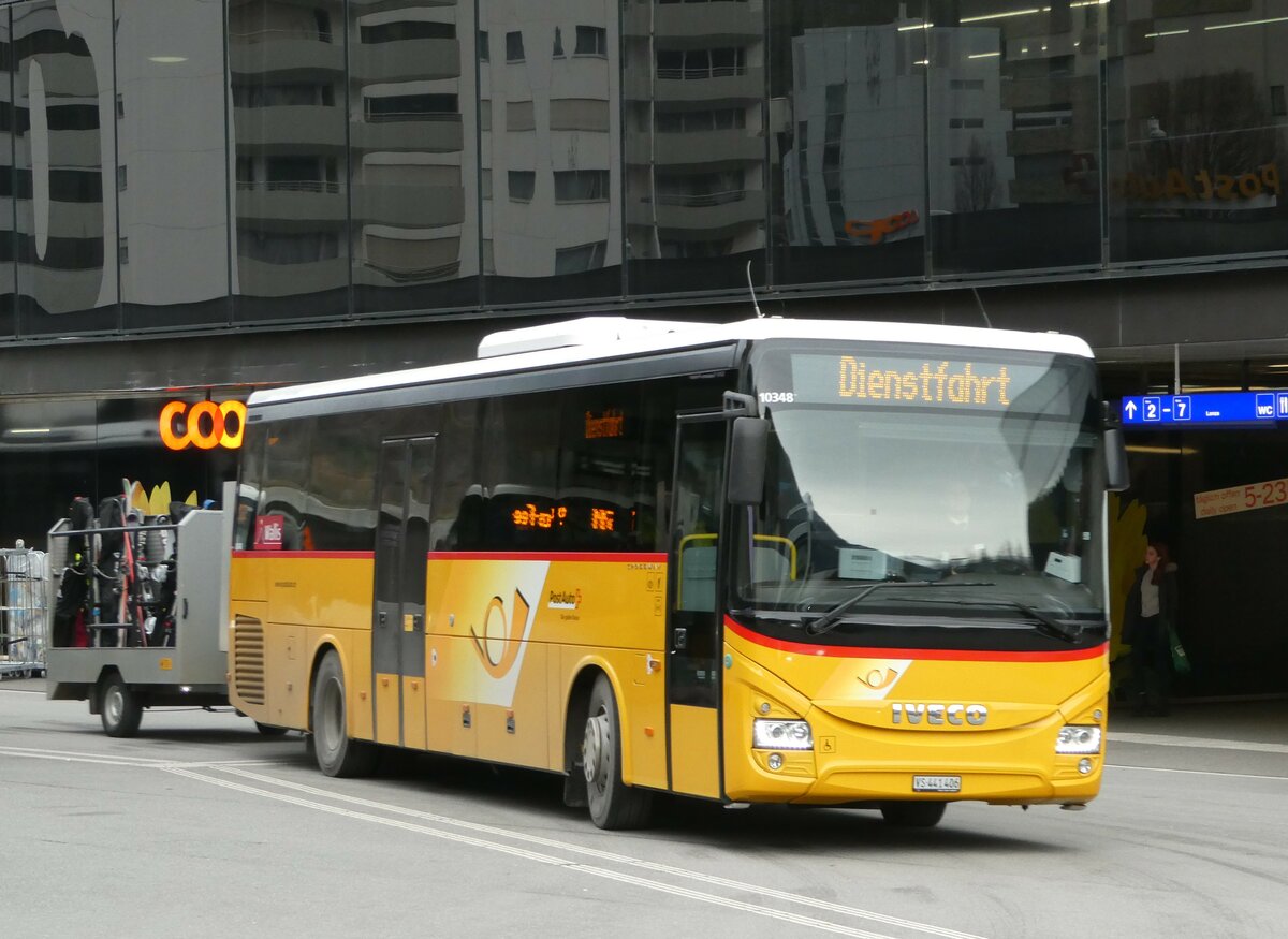 (245'003) - PostAuto Wallis - VS 441'406/PID 10'348 - Iveco am 14. Januar 2023 beim Bahnhof Visp