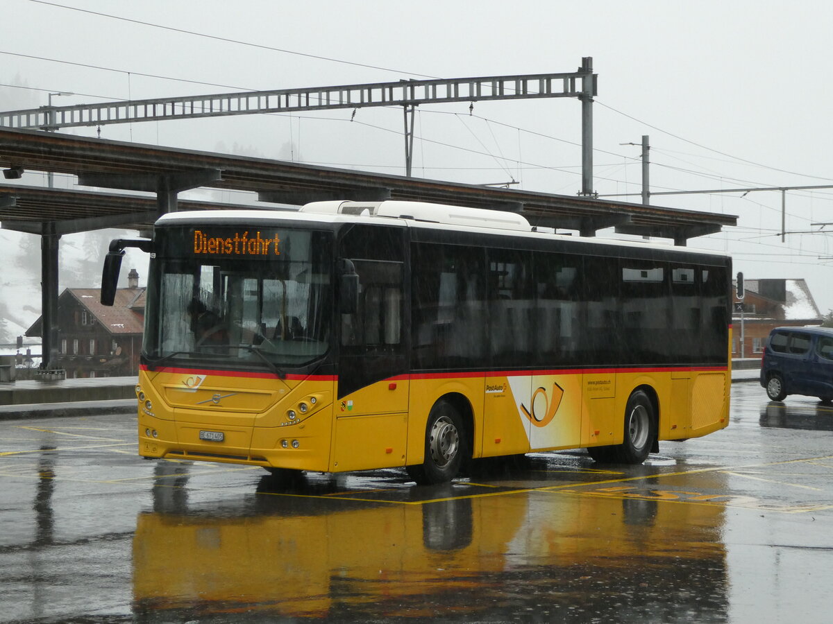 (245'070) - Kbli, Gstaad - BE 671'405/PID 11'459 - Volvo (ex BE 21'779) am 15. Januar 2023 beim Bahnhof Gstaad