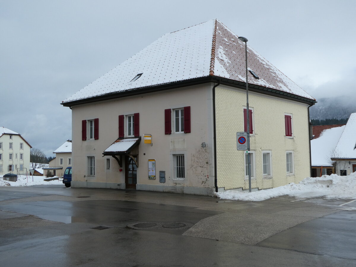 (245'684) - PostAuto-Haltestelle am 2. Februar 2023 in La Cte-aux-Fes, Post