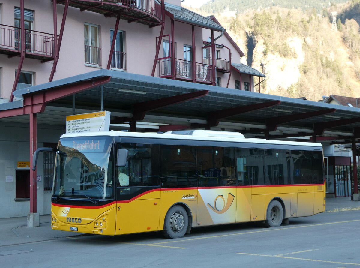 (246'188) - Flck, Brienz - Nr. 28/BE 868'728/PID 11'830 - Iveco am 16. Februar 2023 in Meiringen, Postautostation