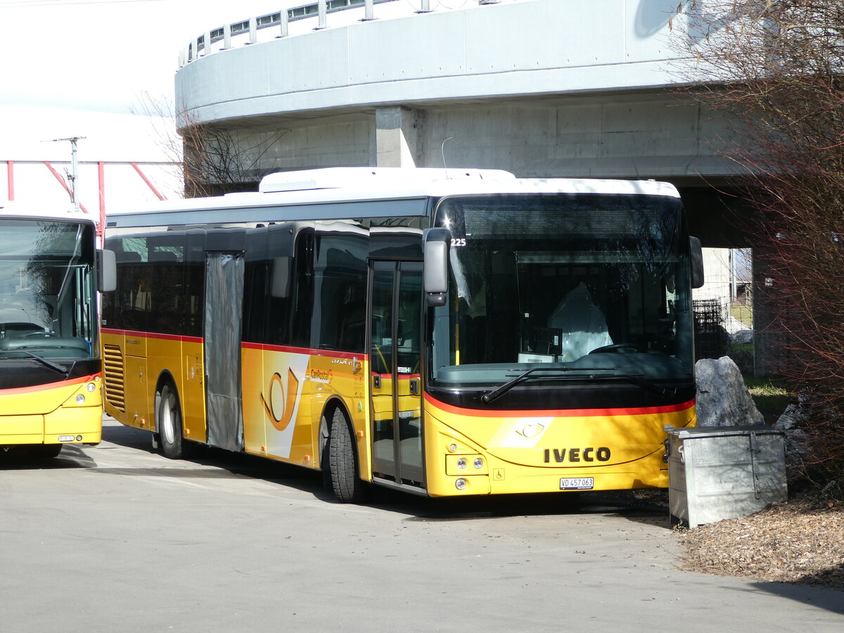 (246'332) - CarPostal Ouest - VD 457'063/PID 11'225 - Iveco am 18. Februar 2023 in Kerzers, Interbus