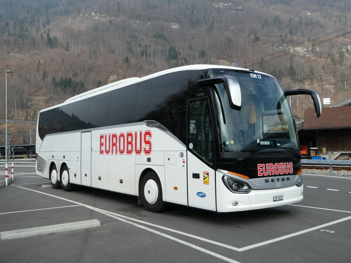 (246'782) - Welti-Furrer, Bassersdorf - Nr. 27/ZH 5027 - Setra am 2. Mrz 2023 beim Bahnhof Interlaken Ost 