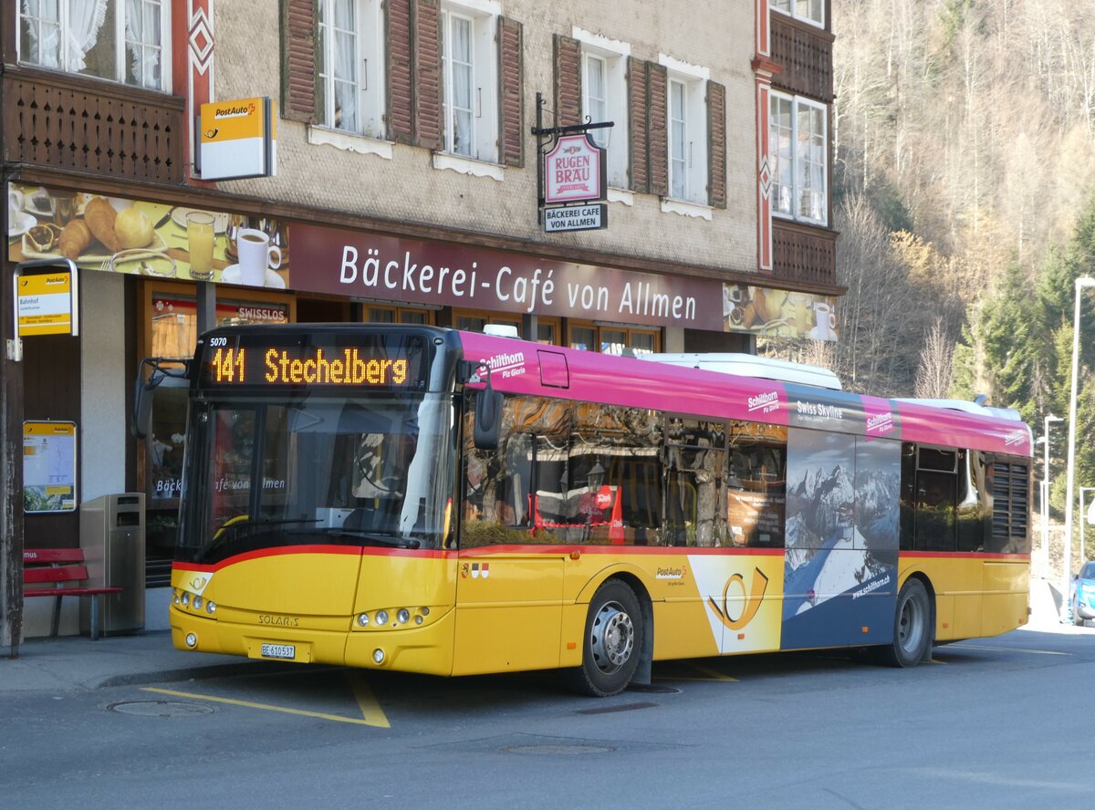 (246'892) - PostAuto Bern - BE 610'537/PID 5070 - Solaris am 5. März 2023 beim Bahnhof Lauterbrunnen