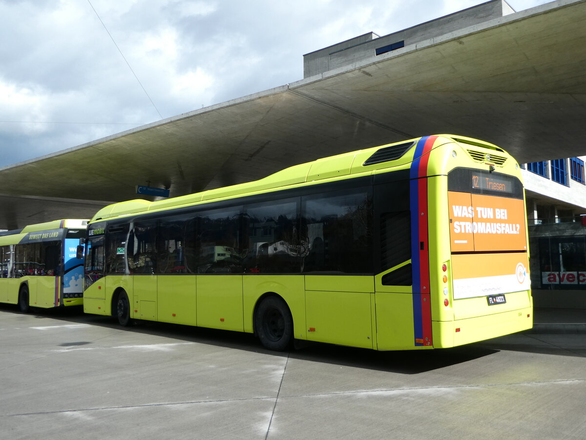 (246'988) - Aus Liechtenstein: BOS PS Anstalt, Vaduz - Nr. 526/FL 40'211 - Solaris am 9. März 2023 beim Bahnhof Buchs