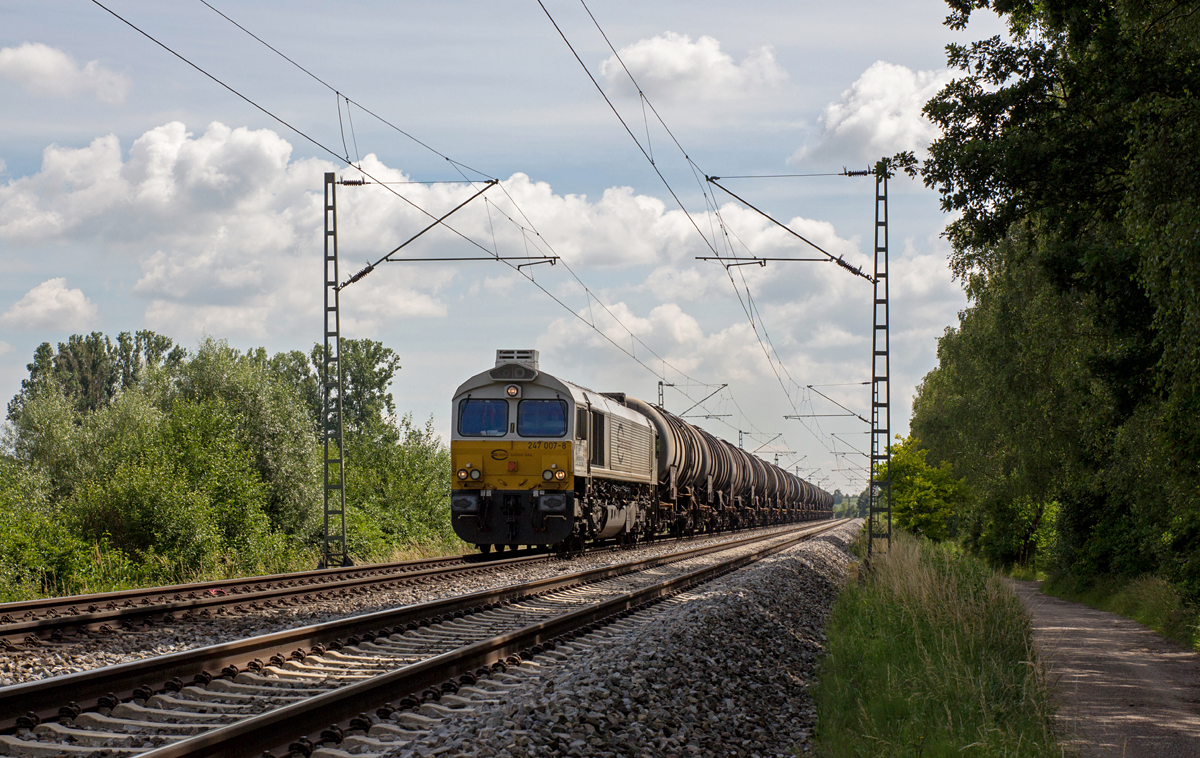 247 007-8 brachte im Streiflicht am 25.06.15 in Poing einen Kesselzug von Burghausen nach München Nord - eine der Standardleistungen der Mühldorfer 247/266.4.
