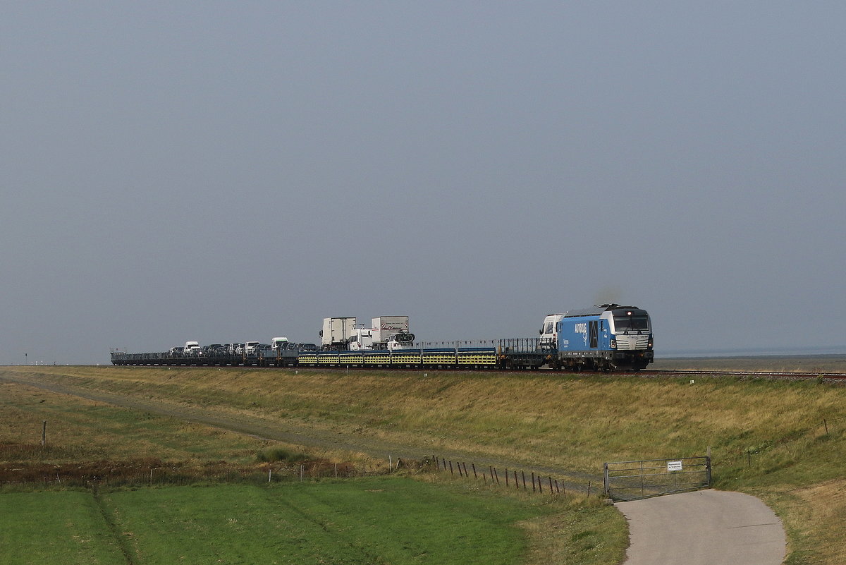 247 909  Anne  mit einem Autozug aus Sylt kommend am 28. August 2019 bei Klanxbll.