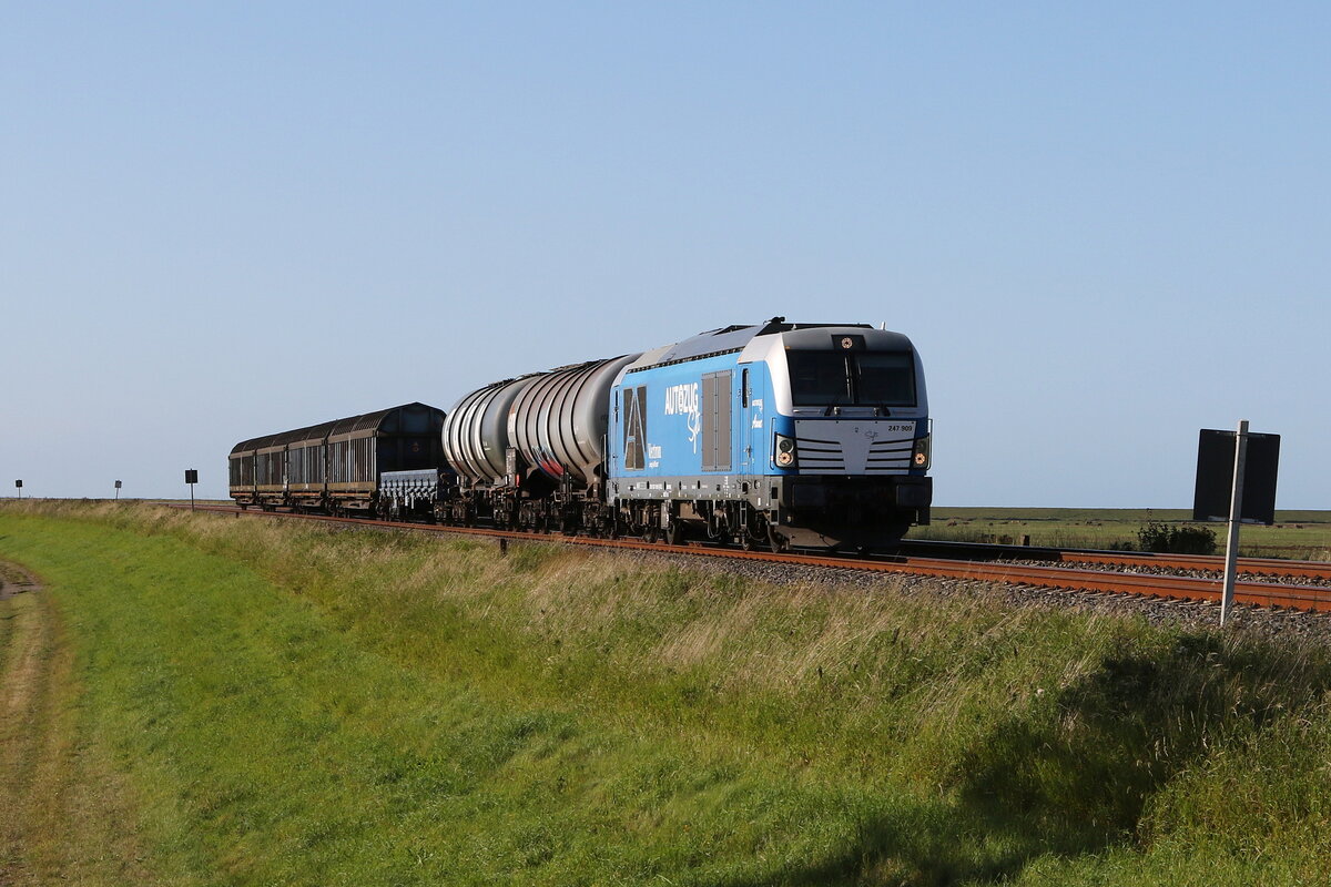 247 909  Anne  mit einem Gterzug aus Westerland/Sylt kommend am 13. September 2023 bei Klanxbll.