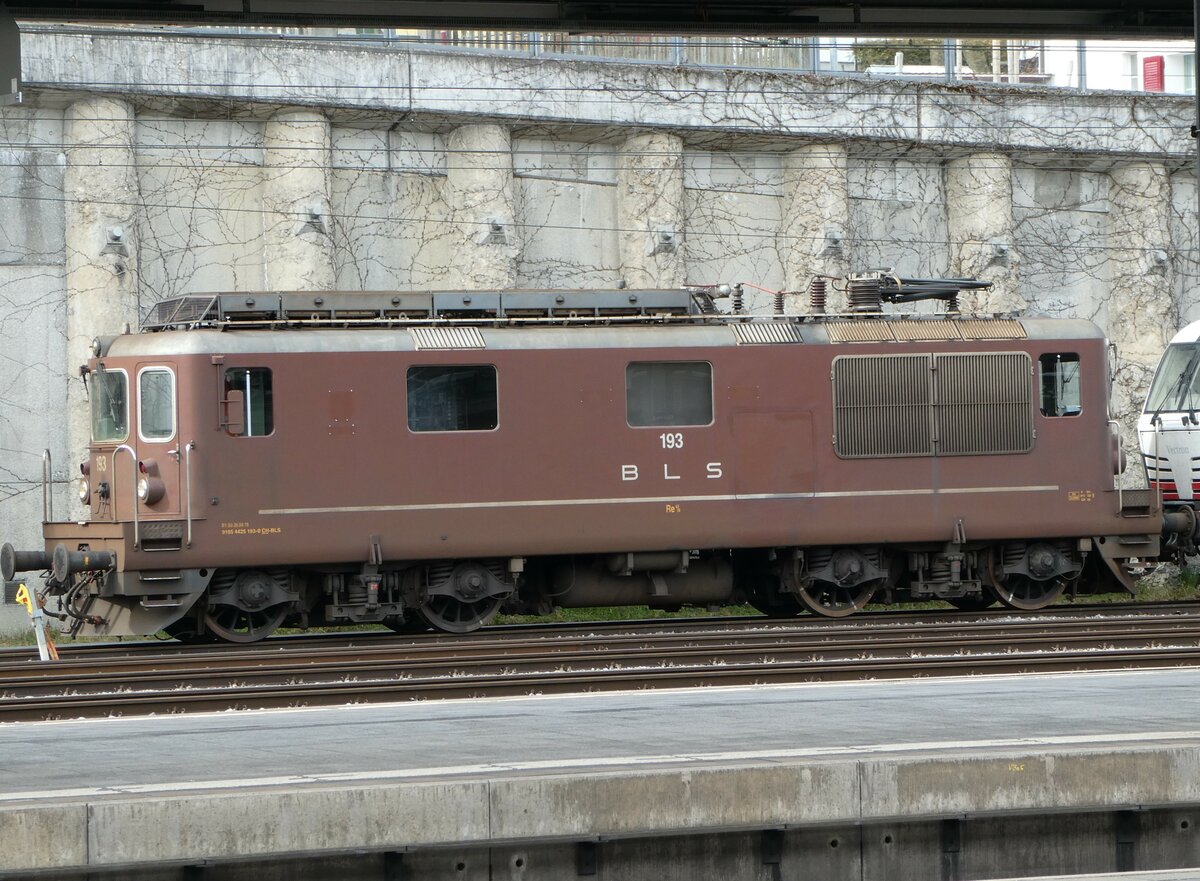 (247'167) - BLS-Lokomotive - Nr. 193 - am 13. M�rz 2023 im Bahnhof Spiez