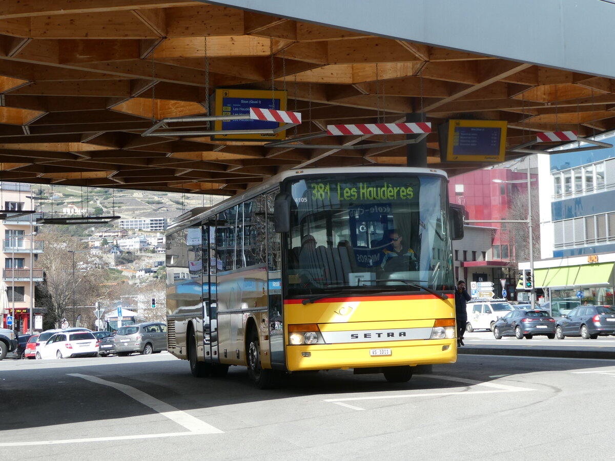 (247'224) - Evquoz, Erde - VS 1011/PID 4105 - Setra am 16. Mrz 2023 beim Bahnhof Sion