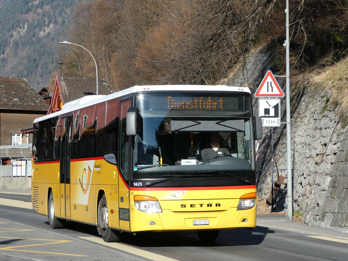 (247'389) - PostAuto Bern - Nr. 70/BE 653'387/PID 5625 - Setra am 18. Mrz 2023 beim Bahnhof Brienz