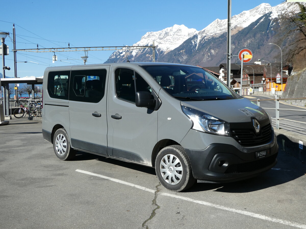 (247'398) - Schweizer Armee - M+25'946 - Renault am 18. Mrz 2023 beim Bahnhof Brienz