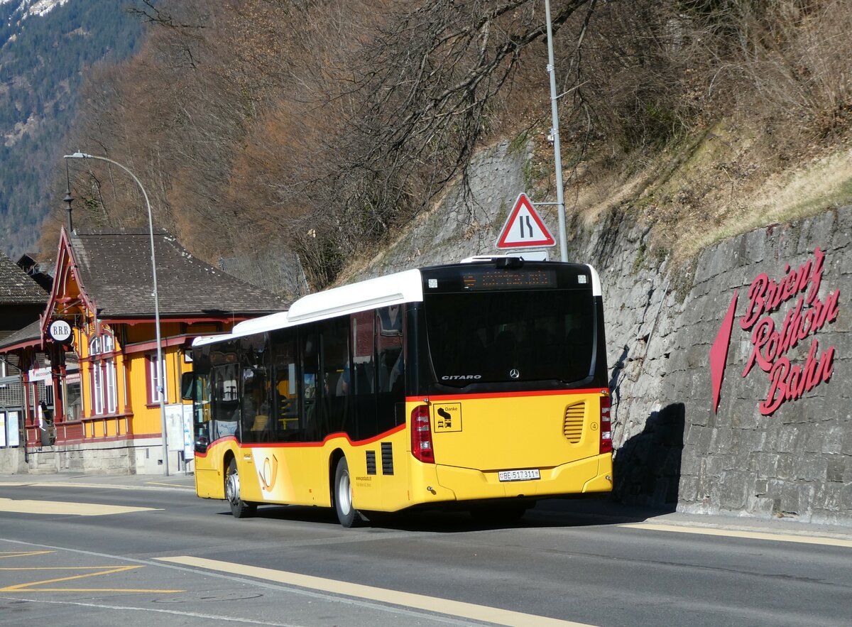 (247'405) - Flck, Brienz - Nr. 4/BE 517'311/PID 10'858 - Mercedes am 18. Mrz 2023 beim Bahnhof Brienz 