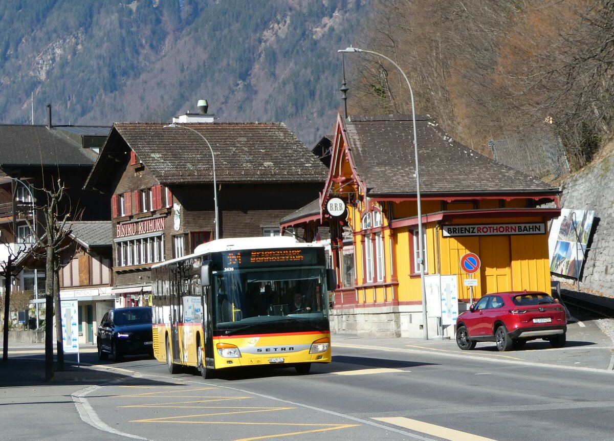 (247'408) - Flck, Brienz - Nr. 2/BE 435'742/PID 5636 - Setra am 18. Mrz 2023 beim Bahnhof Brienz