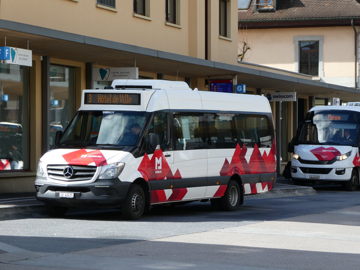 (247'604) - CarPostal Ouest - JU 42'415/PID 10'625 - Mercedes (ex JU 35'166; ex Odiet, Pleigne) am 25. Mrz 2023 beim Bahnhof Delmont