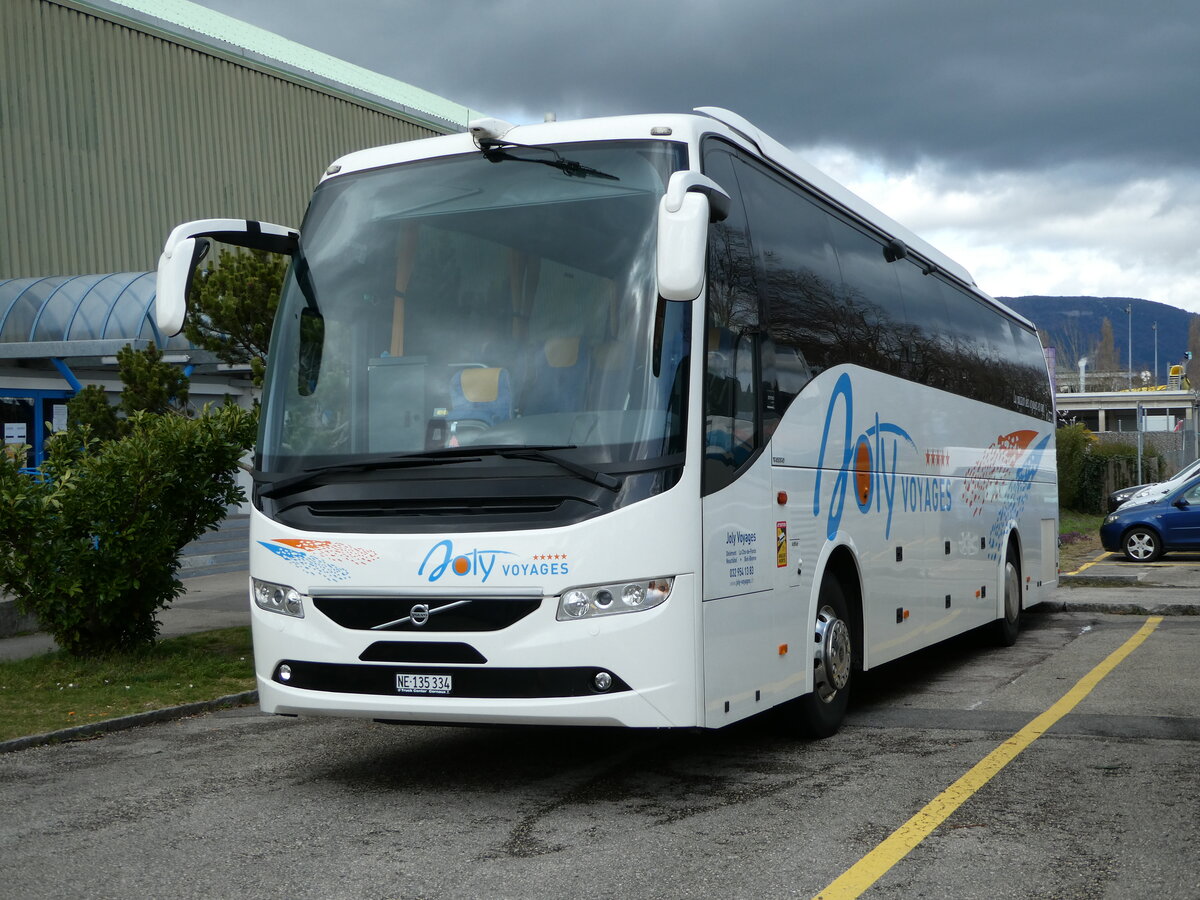 (247'686) - Joly Voyages, Les Breuleux - NE 135'334 - Volvo am 25. Mrz 2023 in Yverdon, Patinoire