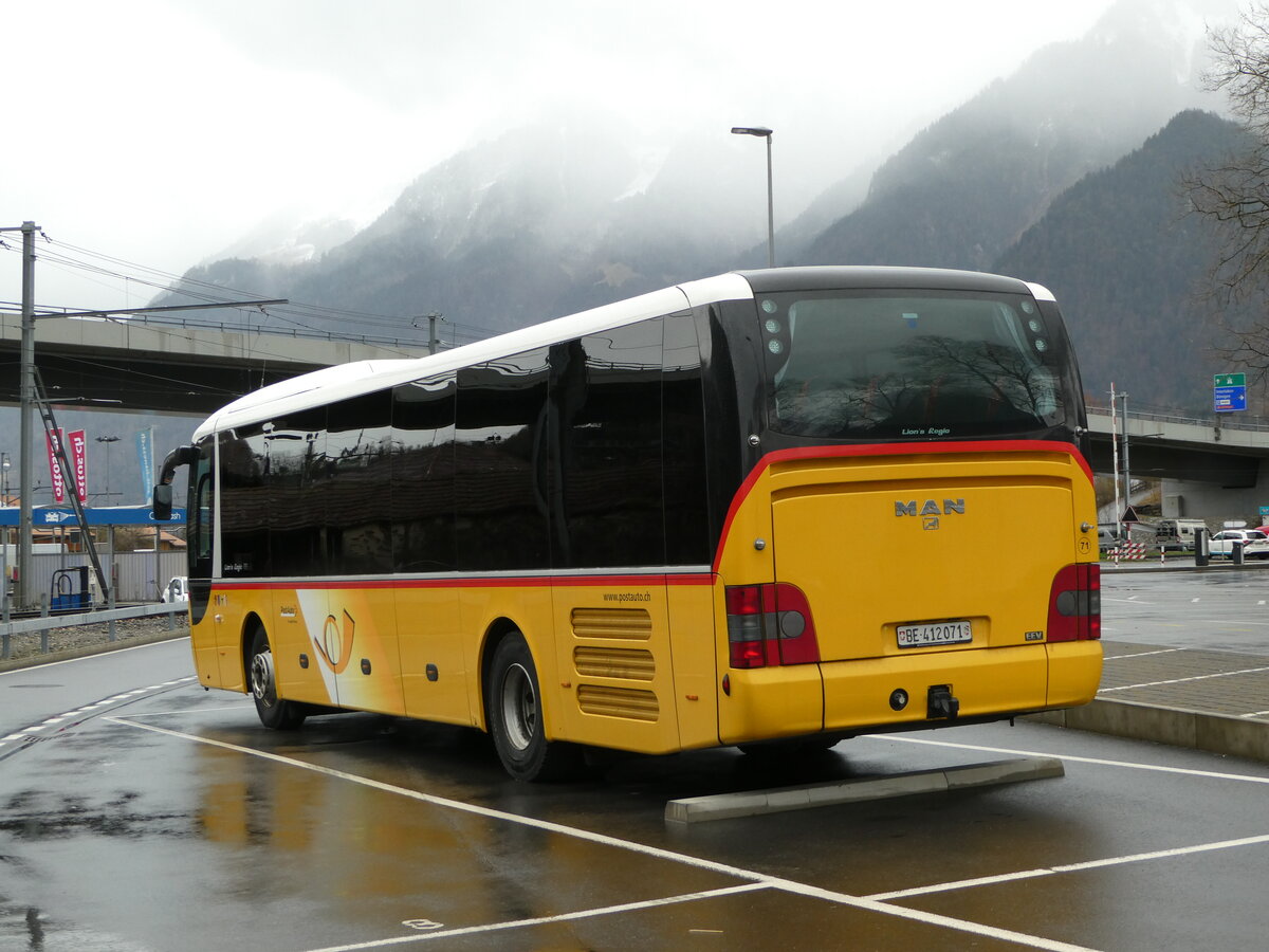 (247'739) - PostAuto Bern - Nr. 71/BE 412'071/PID 11'071 - MAN (ex PostAuto Zentralschweiz Nr. 20; ex Dillier, Sarnen Nr. 20) am 26. Mrz 2023 beim Bahnhof Interlaken Ost