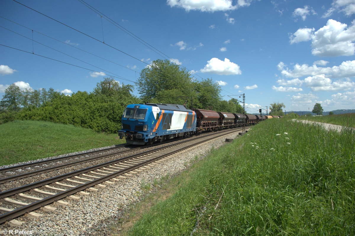 248 021 zieht bei Pölling ein Schotterzug in Richtung Nürnberg. 14.05.24